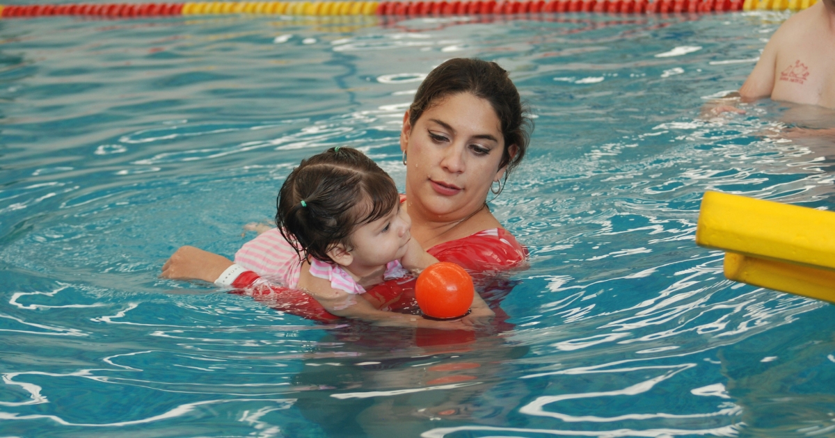 Private vs Group Swimming Lessons: What’s Best for Your Family This Summer?